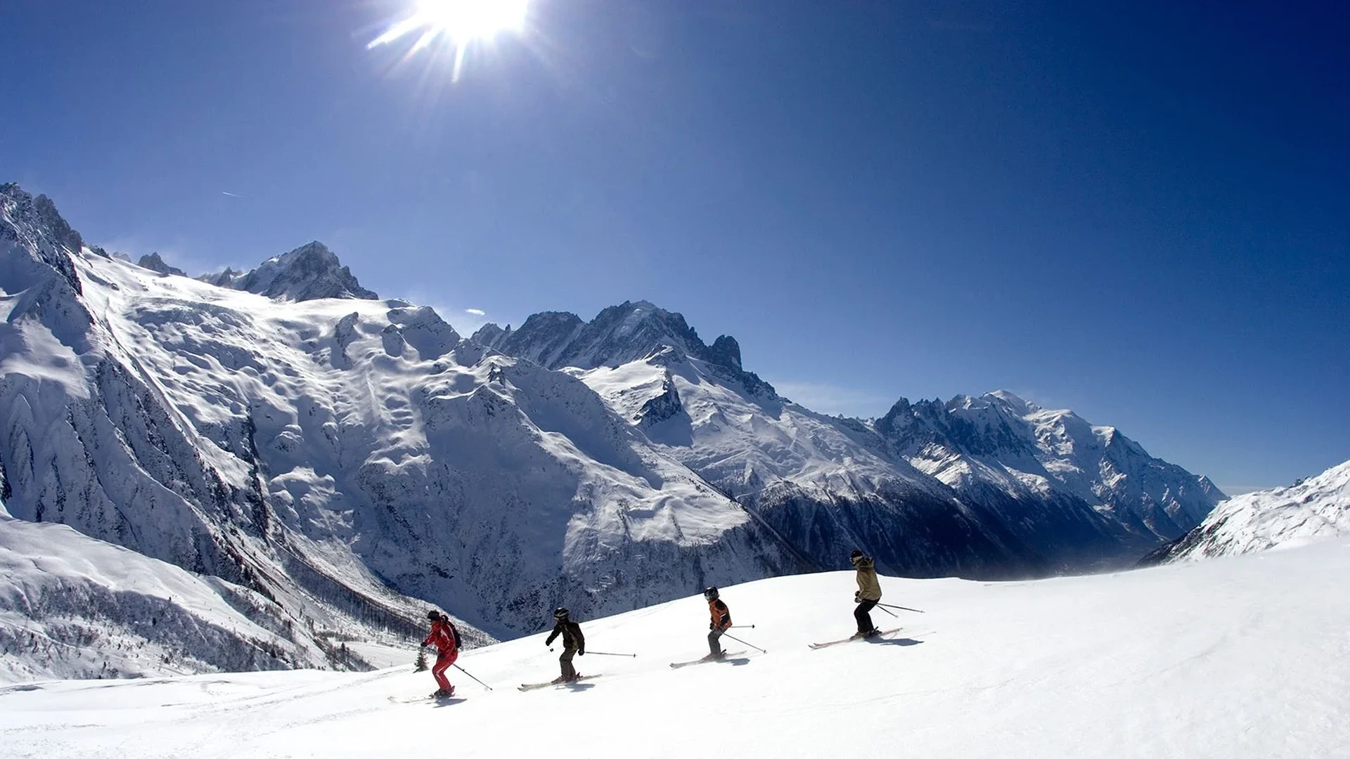 杏彩娱乐推荐惠斯勒黑梳山滑雪胜地全景